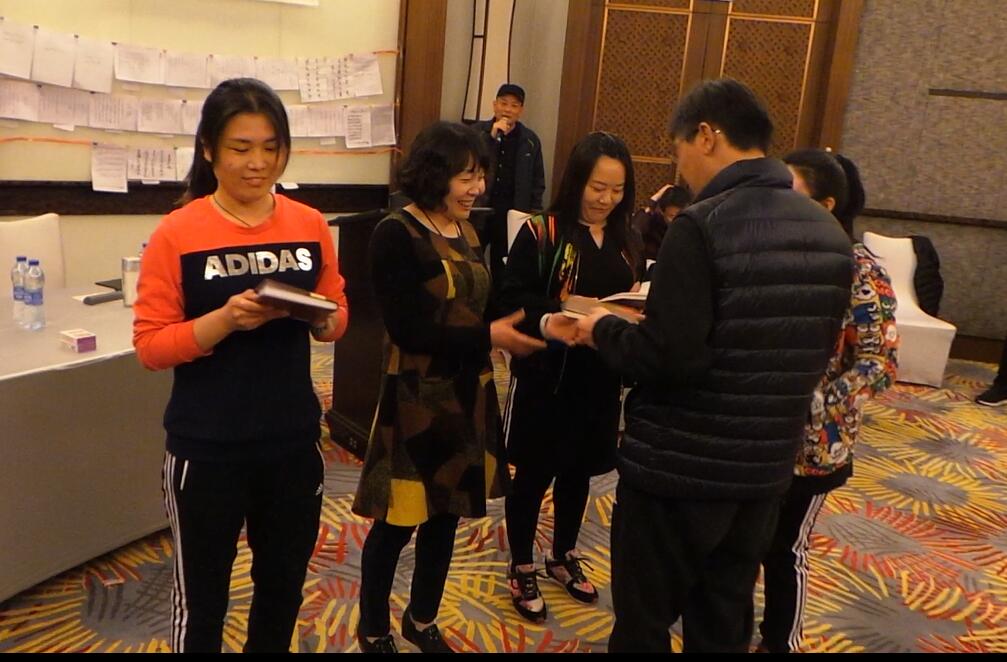 e864171ae6b24e6791759935fdc71f3c.jpg 搶椅子頒獎(jiǎng).jpg